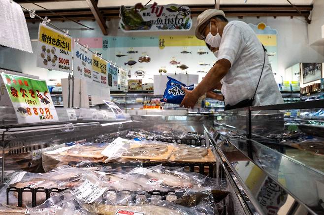 후쿠시마 수산시장 푸드코트에서 한 남성이 쇼핑 중이다. 연합뉴스