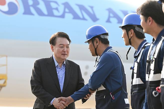 윤석열 대통령이 28일 오후 영종도 인천국제공항 대한항공 화물터미널을 방문, 항공 화물 종사자들을 격려하고 있다. 대통령실 제공