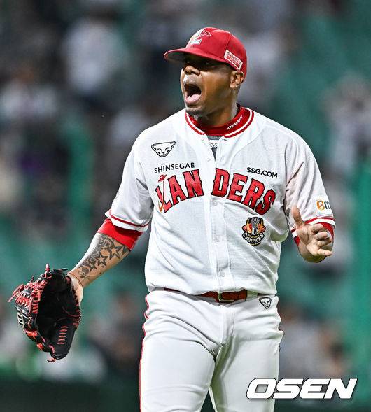 [OSEN=문학, 박준형 기자]8회초 이닝종료 후 SSG 선발투수 엘리아스가 기뻐하고 있다.   2023.09.27  / soul1014@osen.co.kr