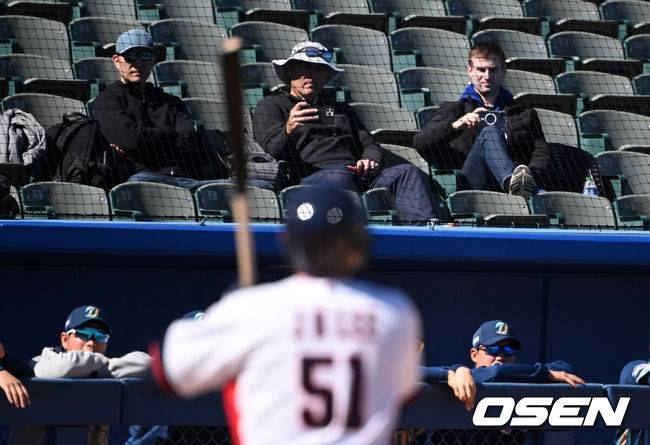 [OSEN=투손(미국 애리조나주), 지형준 기자] WBC 4강 신화를 노리는 이강철호의 시작이 좋다.이강철 감독이 이끄는 한국 야구대표팀은 17일(한국시간) 미국 애리조나주 투손 키노 스포츠컴플렉스에서 열린 NC 다이노스와의 평가전에서 8-2로 승리했다.&nbsp;메이저리그 스카우터들이 대표팀 이정후를 지켜보고 있다. 2023.02.17 /jpnews@osen.co.kr
