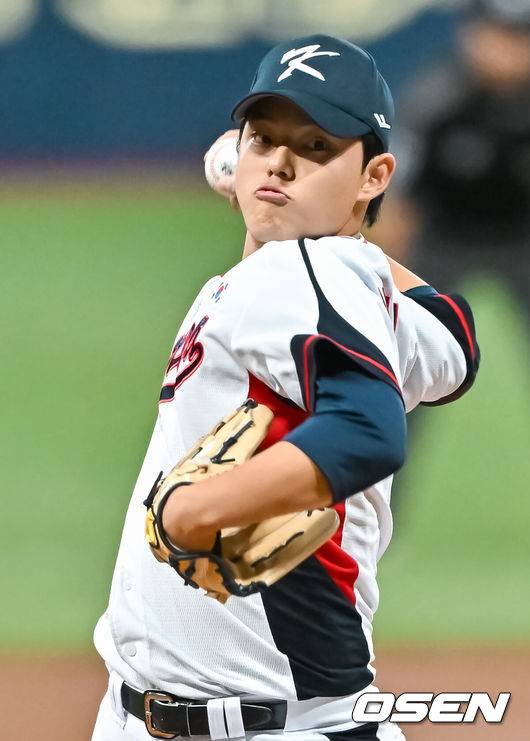 [OSEN=고척,박준형 기자] 26일 서울 고척스카이돔에서 항저우 아시안게임 야구대표팀과 상무의 연습경기가 진행됐다.1회말 야구대표팀 선발투수 문동주가 역투하고 있다.  2023.09.26  / soul1014@osen.co.kr