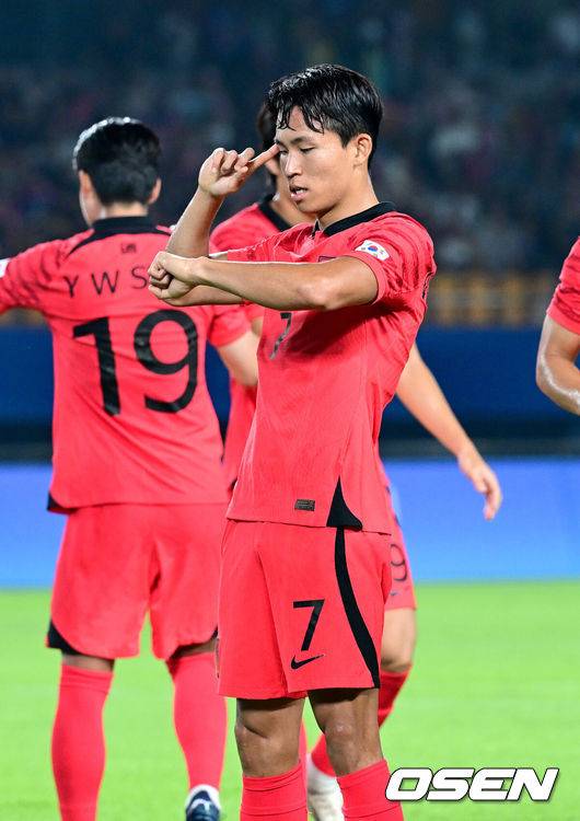 [OSEN=진화(중국), 최규한 기자] 27일 오후 중국 진화 스포츠센터 스타디움에서 '제19회 항저우아시아게임' 남자축구 16강전 대한민국과 키르기스스탄의 경기가 열렸다.전반 한국 정우영이 팀 두번째 골을 작렬시킨 뒤 세리머니를 하고 있다. 2023.09.27 / dreamer@osen.co.kr