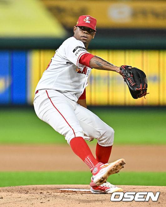 [OSEN=문학, 박준형 기자]1회초 SSG 선발투수 엘리아스가 역투하고 있다. 2023.09.27  / soul1014@osen.co.kr