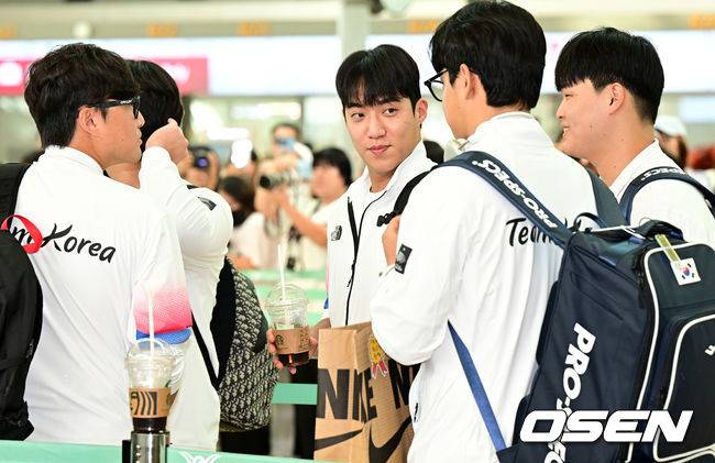 [OSEN=인천공항, 지형준 기자]대표팀 원태인이 동료선수들수과 이야기를 나누며 출국 수속을 준비하고 있다. 2023.09.28 /jpnews@osen.co.kr