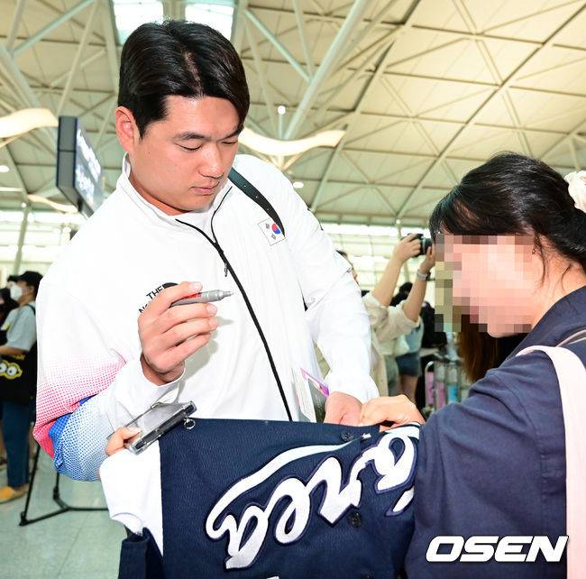 [OSEN=인천공항, 지형준 기자] 류중일 감독이 이끄는 항저우 아시안게임 한국 야구대표팀이 28일 오전 인천국제공항을 통해 중국 항저우로 출국했다.&nbsp;대표팀 나균안이 출국장을 향하며 팬들에게 사인을 해주고 있다. 2023.09.28 /jpnews@osen.co.kr