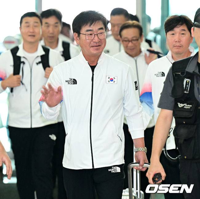 [OSEN=인천공항, 지형준 기자]류중일 감독과 코칭스태프가 출국장으로 향하고 있다. 2023.09.28 /jpnews@osen.co.kr