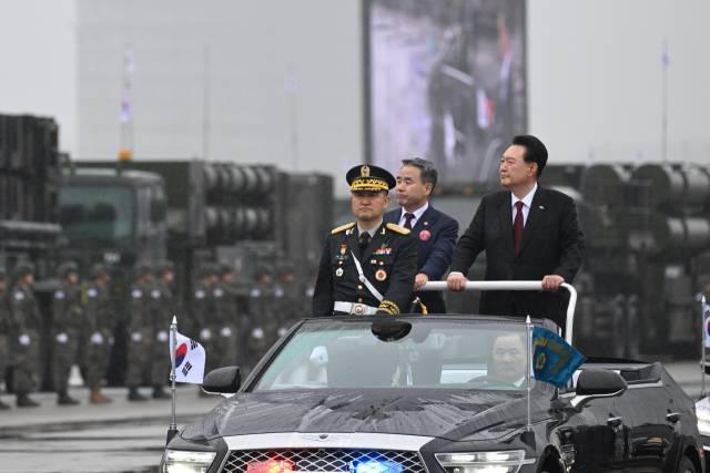 ▲윤석열 대통령이 26일 성남 서울공항에서 열린 건군 제75주년 국군의날 기념식에서 국군 장비 부대를 사열하고 있다. ⓒ연합뉴스