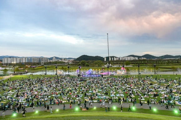 오천그린광장에서 열리는 공연 모습