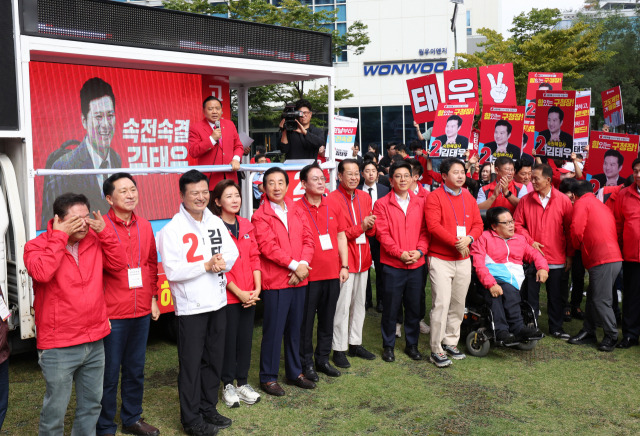 김태우 국민의힘 강서구청장 보궐선거 후보의 선거대책위원회가 28일 오전 발산역 인근에서 연 선대위 출정식에서 참가자들이 지지를 호소하고 있다. 연합뉴스