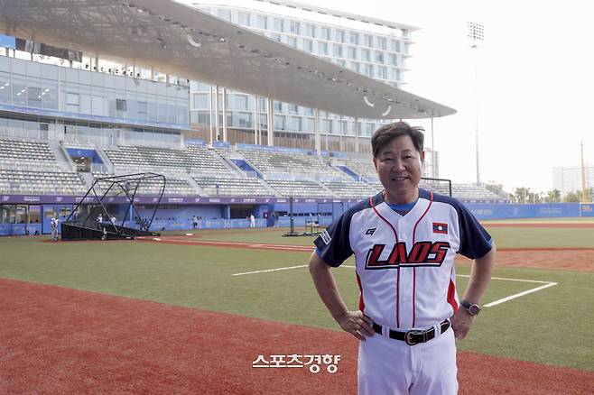 라오스 야구 대표팀의 스태프 총괄 자격으로 2022 항저우 아시안게임에 참가한 이만수 전 SK 감독이 27일 싱가포르전을 앞두고 중국 항저우 사오싱 야구 소프트볼 스포츠 센터에서 경향신문과 인터뷰를 하고 있다. 항저우 ㅣ 문재원 기자