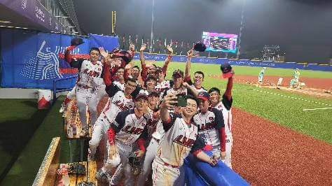 라오스 야구 대표 선수들이 27일 싱가포르전 승리 후 기념촬영을 하고 있다.