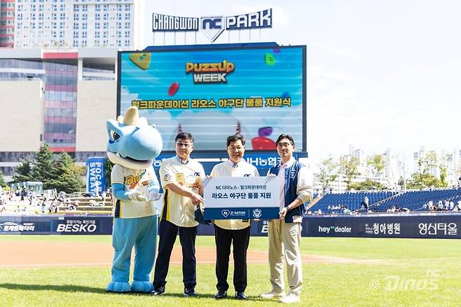 ▲ 지난 10일 지원 기념식에 참석한 NC 마스코트 단디, 조경원 헐크파운데이션 단장, 이만수 헐크파운데이션 이사장, 이진만 NC 다이노스 대표이사(왼쪽부터) ⓒ NC 다이노스