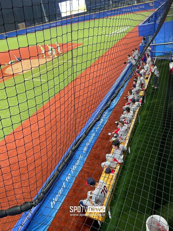 ▲ 경기 전 훈련을 마친 라오스 선수들. ⓒ 신원철 기자