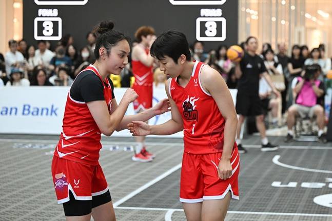 지난 6월 열린 3x3 트리플잼에 출전한 최서연(왼쪽)과 박경림. /사진=WKBL