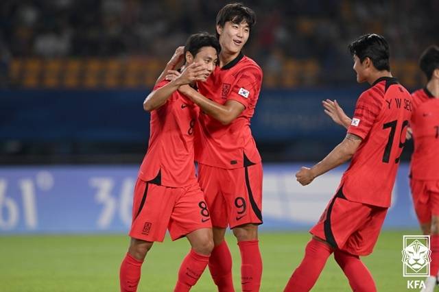 27일 2022 항저우 아시안게임 남자축구 8강전 한국과 키르기스스탄의 경기가 열렸다. 대한민국 백승호(왼쪽)가 골 세리머니를 펼치고 있다. /사진=대한축구협회 제공