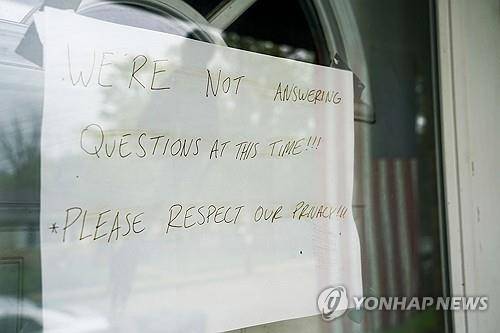 킹 어머니 자택에 붙은 '질문 사절' 안내 [AP 연합뉴스 자료사진. 재판매 및 DB 금지]