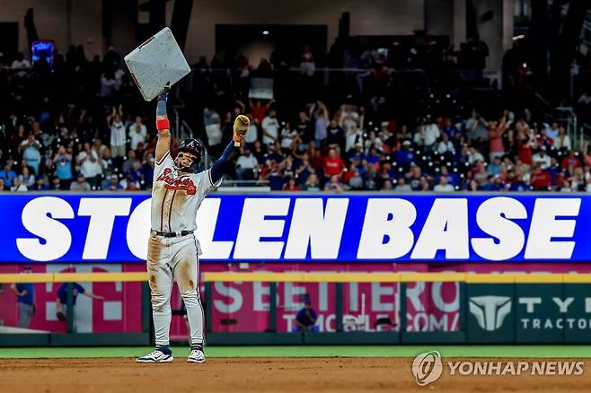 40-70클럽 가입을 자축하며 베이스를 뽑은 로널드 아쿠냐 주니어 [EPA=연합뉴스]