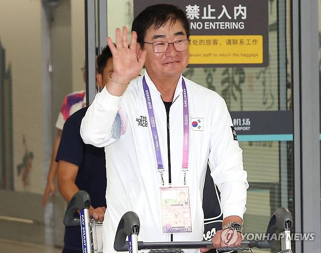 손 흔드는 류중일 감독 (항저우=연합뉴스) 이지은 기자 = 류중일 야구대표팀 감독이 28일 중국 항저우 샤오산 국제공항을 통해 입국하고 있다. 2023.9.28 jieunlee@yna.co.kr