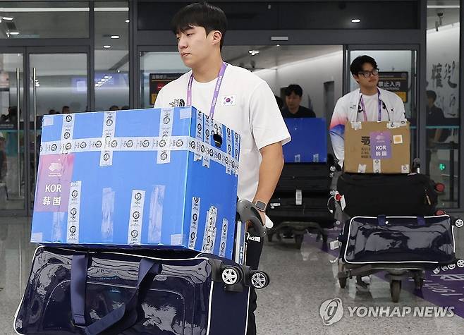 입국하는 원태인-문동주 (항저우=연합뉴스) 이지은 기자 = 대한민국 야구대표팀 투수 원태인과 문동주가 28일 중국 항저우 샤오산 국제공항을 통해 입국하고 있다. 2023.9.28 jieunlee@yna.co.kr