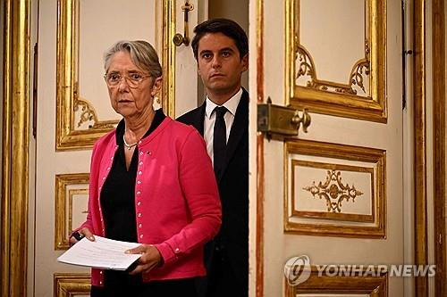 학교 내 괴롭힘 방지 대책 마련한 프랑스 정부 (AFP=연합뉴스) 엘리자베트 보른 프랑스 총리와 가르비엘 아탈 교육부 장관이 27일(현지시간) 학교 내 괴롭힘 방지 대책을 발표하기 위해 기자회견장에 들어서고 있다.