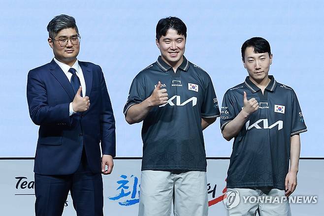 스트리트 파이터 V 국가대표 김관우(오른쪽 첫 번째) 왼쪽부터 강성훈 감독, 연제길(Corgi), 김관우(M.Lizard) [연합뉴스 자료사진]