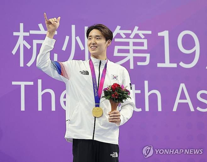 '2관왕' 김우민 손짓 (항저우=연합뉴스) 류영석 기자 = 2022 항저우 아시안게임 수영 남자 800m 자유형에서 금메달을 획득한 김우민이 28일 중국 항저우 올림픽 스포츠센터 수영장에서 열린 메달 수여식에서 손짓하고 있다. 2023.9.28 ondol@yna.co.kr