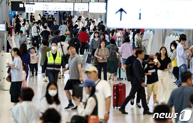 추석 연휴를 하루 앞둔 27일 오후 서울 강서구 김포공항 국내선 청사가 귀성객과 여행객들로 북적이고 있다. 2023.9.27/뉴스1 ⓒ News1 구윤성 기자