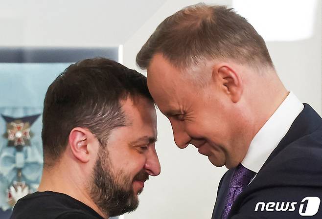 볼로디미르 젤렌스키 우크라이나 대통령이 5일(현지시간) 전쟁 후 폴란드를 첫 공식 방문해 바르샤바의 대통령 궁에서 안제이 두다 대통령의 환영을 받고 있다. ⓒ 로이터=뉴스1 ⓒ News1 우동명 기자