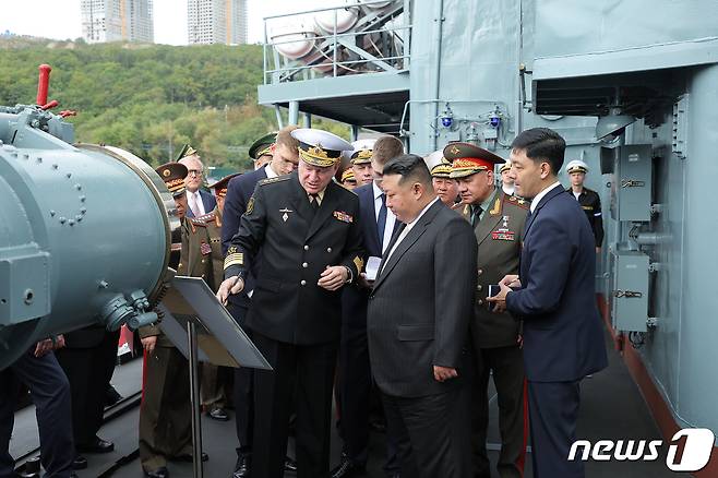 (평양 노동신문=뉴스1) = 김정은 북한 노동당 총비서가 16일 러시아 블라디보스토크 인근 군 비행장 및 해군 기지를 방문했다고 당 기관지 노동신문이 17일 보도했다. 김 총비서는 러시아 해군 태평양함대 시찰에서 니콜라이 예브메노프 총사령관으로부터 해상 작전능력과 주요 무장장비, 전투 성능에 대한 해설을 들었다. [국내에서만 사용가능. 재배포 금지. DB 금지. For Use Only in the Republic of Korea. Redistribution Prohibited] rodongphoto@news1.kr