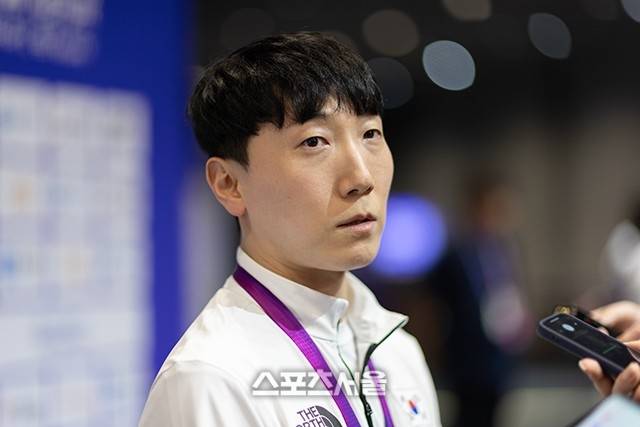 김관우가 항저우 아시안게임 e스포츠 ‘스트리트파이터5’ 종목에서 금메달을 따낸 후 인터뷰를 하고 있다. 사진 | 공동취재단