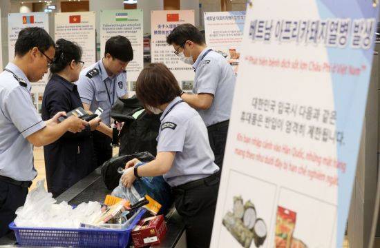 인천국제공항 2터미널 입국장에서 농림축산검역본부와 인천본부세관 직원들이 여행객들의 휴대품을 검역하고 있다./영종도=김현민 기자 kimhyun81@