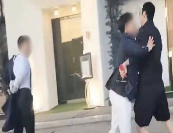 유튜버 신단장(맨 오른쪽)이 수원월드컵경기장 웨딩홀에서 남문파 조직원들과 실랑이를 벌이고 있다.(사진캡처=신단장TV 유튜브)