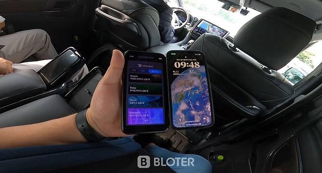 애플 아이폰(오른쪽) 크기와 유사한 토요타 알파드 내 무선 컨트롤러. 일본 샤프가 제작한 기기다. (사진=조재환 기자)