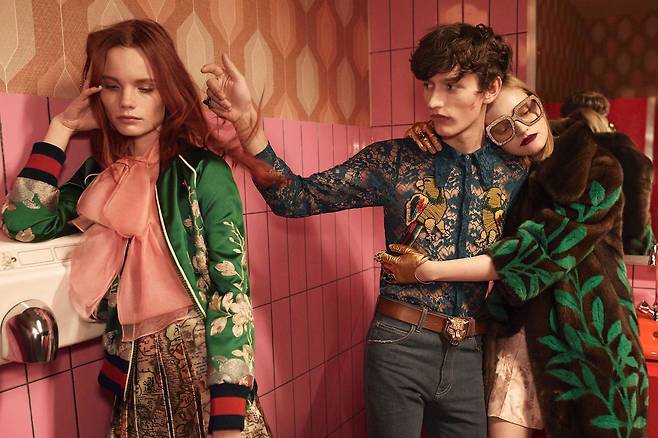 구찌 2016년 화보. 화려한 디자인, 로고 장식으로 승부하는 이른바 '도파민 드레싱'의 대표 사례다.