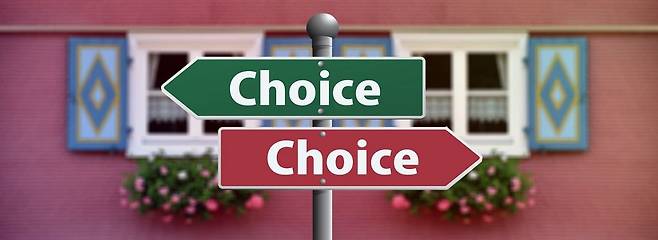 ▲우리는 때때로 비이성적으로 보이는 결정을 내리는데 그것은 스스로를 배신하지 않기 위해서라는 그의 주장은 매력적이다.