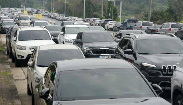 추석을 맞이한 29일 전북 전주시 완산구 효자동 효자공원묘지 앞 도로가 성묘에 나선 시민들의 차량으로 북적이고 있다. 전주=뉴시스