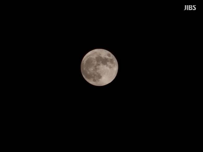 추석 당일인 오늘(29일) 떠오른 보름달 (사진, 윤인수 기자)