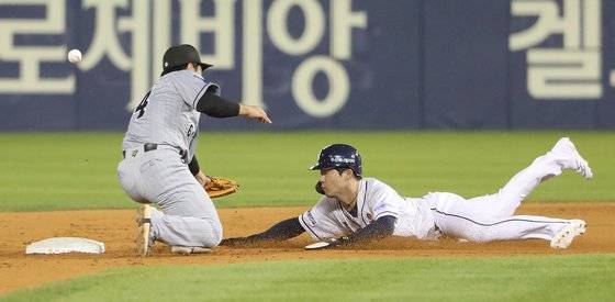 도루에 성공하는 조수행. 연합뉴스
