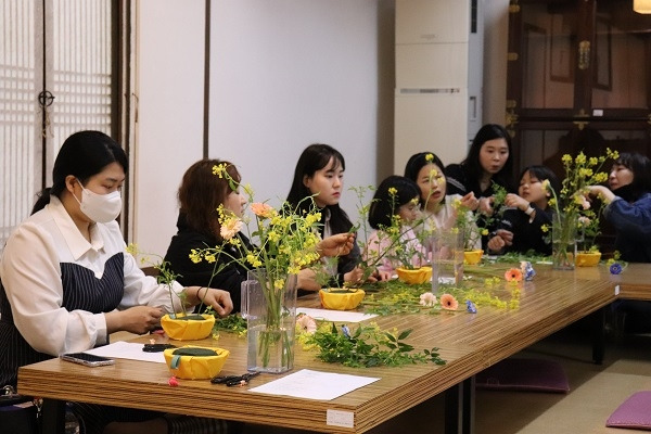 북촌문화센터에서 열린 꽃꽂이 체험에 참여한 시민들 모습. 서울시 제공