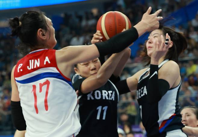 북한의 박진아(왼쪽)와 박지수가 29일 중국 저장성 항저우의 올림픽 스포츠센터에서 열린 2022 항저우 아시안게임 여자 농구 남북 대결에서 리바운드 다툼을 벌이고 있다. 연합뉴스