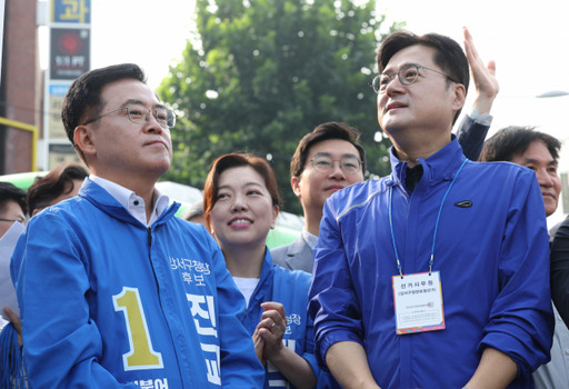 더불어민주당 진교훈 강서구청장 보궐선거 후보의 선거대책위원회가 28일 오전 화곡역 인근에서 연 선대위 출정식에서 진 후보(왼쪽)와 홍익표 원내대표(오른쪽)가 참석해 있다. 연합뉴스