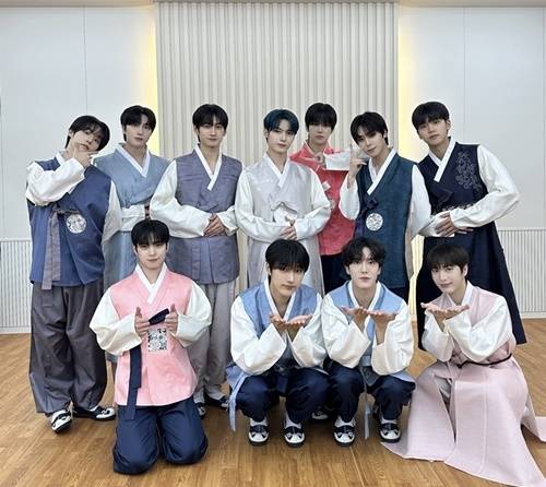 그룹 오메가엑스(OMEGA X)가 유쾌한 추석 인사를 건넸다. 사진=아이피큐