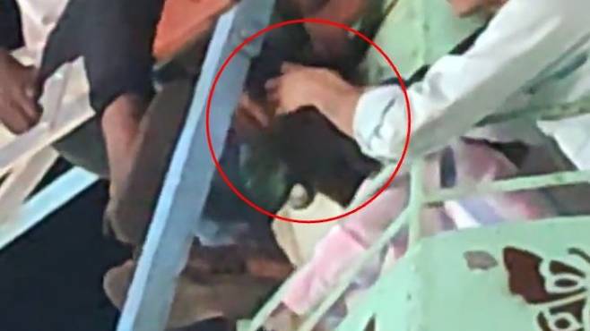 인도의 한 놀이공원에서 관람차를 타고 있던 여성이 관람차 철제 프레임 틈새에 머리카락이 끼여 빠져나오지 못하면서 7m 상공에서 공포에 떨어야 했다. /사진=트위터 @Devbhumi news 캡처