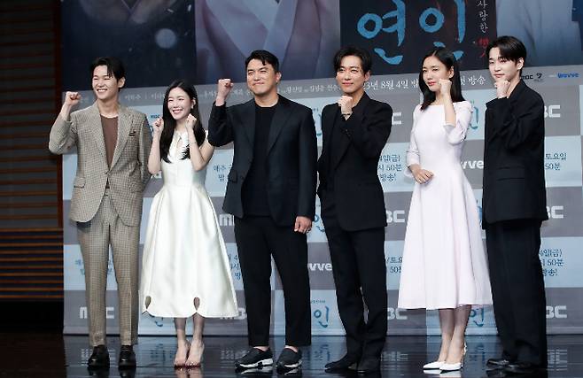 배우 이학주(왼쪽부터), 김성용 감독, 남궁민, 안은진, 김윤우가 지난 8월4일 오후 서울 마포구 상암 MBC에서 열린 새 금토드라마 ‘연인’ 제작발표회에서 포즈를 취하고 있다. /사진=뉴스1