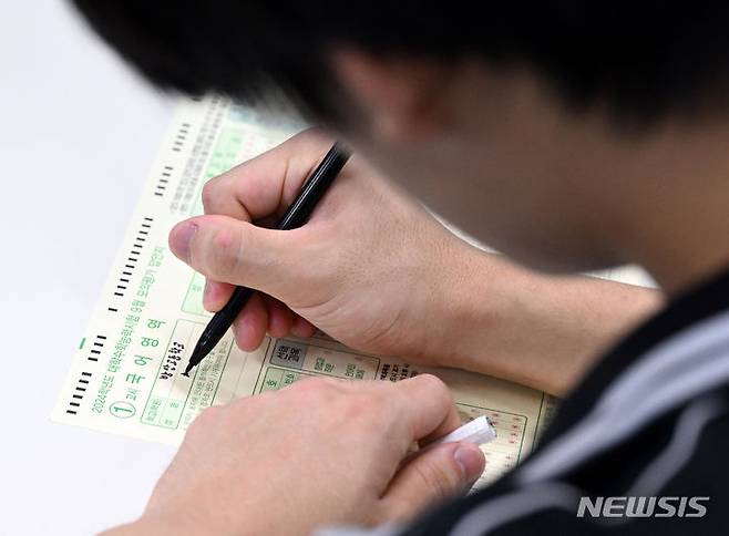 [서울=뉴시스] 사진공동취재단 = 2024학년도 대학수학능력시험 9월 모의평가가 실시된 6일 서울 송파구 방산고등학교에서 수험생들이 시험을 준비하고 있다. 위 사진은 해당 기사내용과 무관함. 2023.09.06. photo@newsis.com