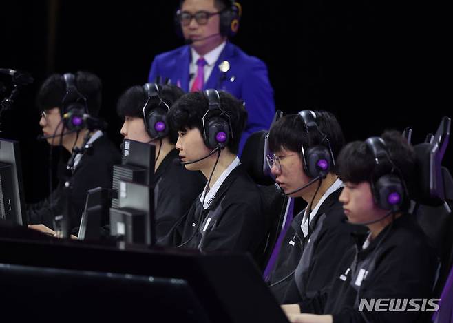 [항저우=뉴시스] 고승민 기자 = 29일 중국 항저우 E스포츠센터 FOP아레나에서 열린 2022 항저우 아시안게임 E스포츠 '리그 오브 레전드' 결승 한국 대 대만 경기, 쵸비 등 한국 선수들이 경기에 집중하고 있다. 2023.09.29. kkssmm99@newsis.com