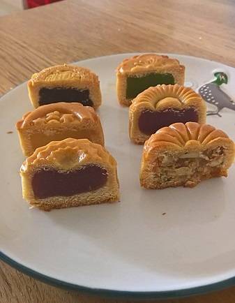 우리나라가 추석 때 송편을 먹듯, 베트남은 '반쭝투(banh Trung Thu)'라는 월병을 먹는다. 녹두앙금, 고기 등 다양한 속 재료가 들어간다. 위키미디어커먼스