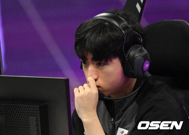 [OSEN=항저우(중국), 김성락 기자] 대한민국은 28일 오전 중국 항저우시 궁수구 항저우 e스포츠 센터에서 열린 '항저우 아시안게임' LOL 중국과 준결승 '룰러' 박재혁과 '쵸비' 정지훈의 감각적인 플레이로 상대를 2-0으로 승리, 대망의 결승행 티켓을 거머쥐었다.2라운드 한국 대표팀 케리아(류민석)가 생각에 잠겨있다. 2023.09.28 / ksl0919@osen.co.kr