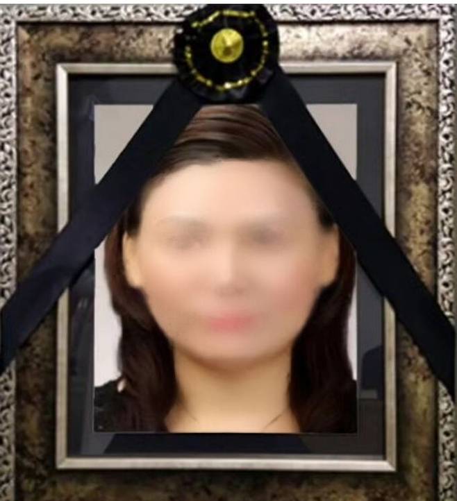 인스타그램&nbsp;‘촉법나이트’ 계정에 올라온 가해 학부모 사진. 해당 계정에는 모자이크 없이&nbsp;영정사진과&nbsp;합성한 사진이 올라와있다. 인스타그램 캡처