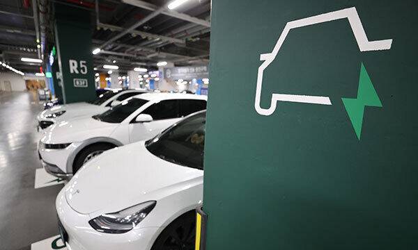 서울 한 대형 쇼핑몰 내 전기차 충전소의 모습. 연합뉴스